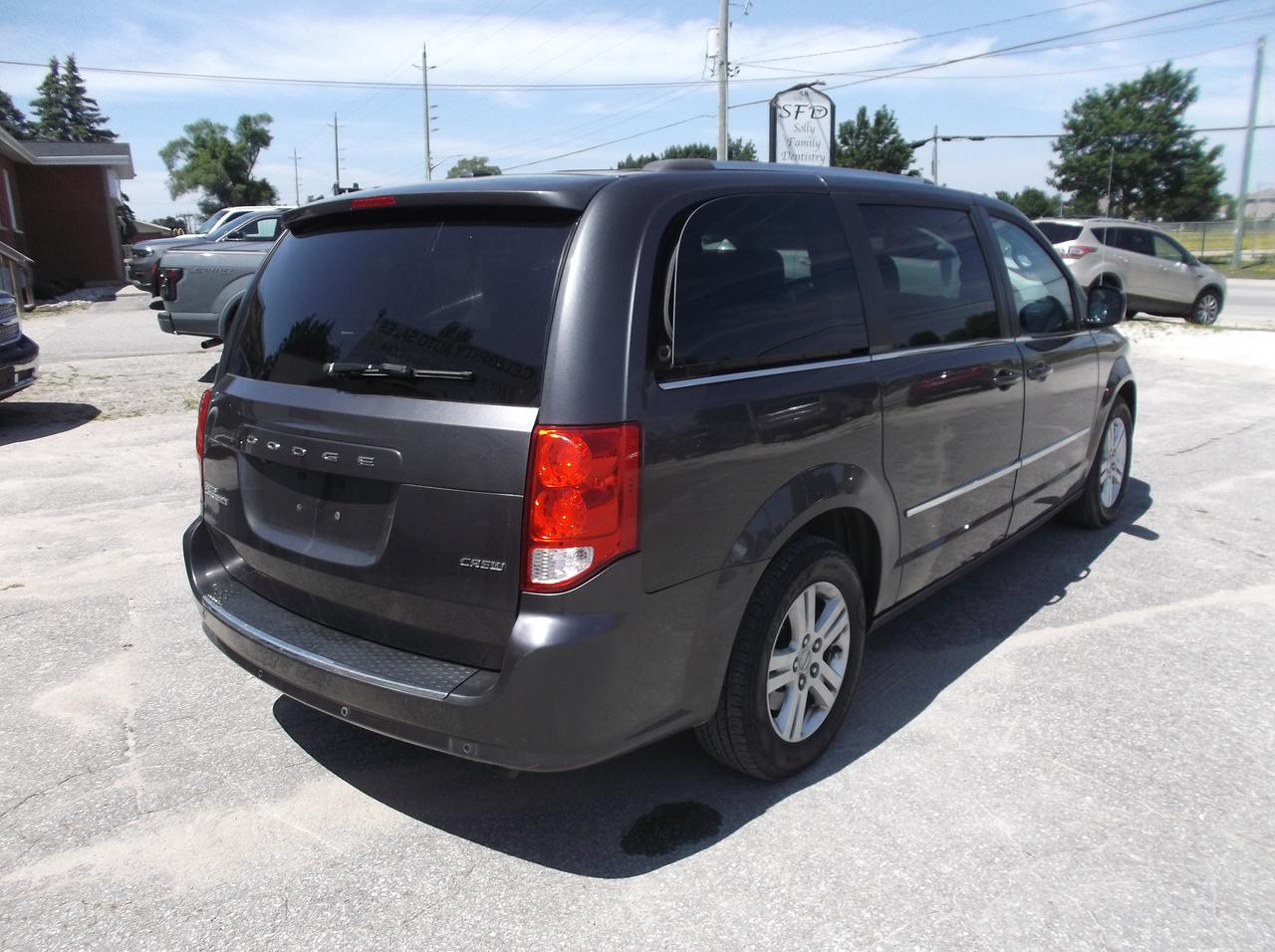 2017 Dodge Grand Caravan Crew Photo4