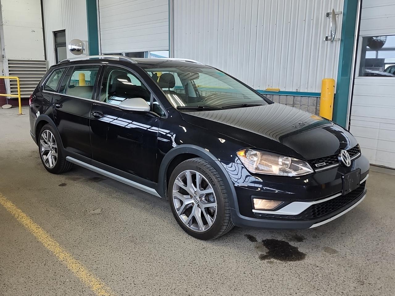 2017 Volkswagen Golf Alltrack ONE OWNER! HEATED LEATHER SEATS, PANO SUNROOF!! Photo4