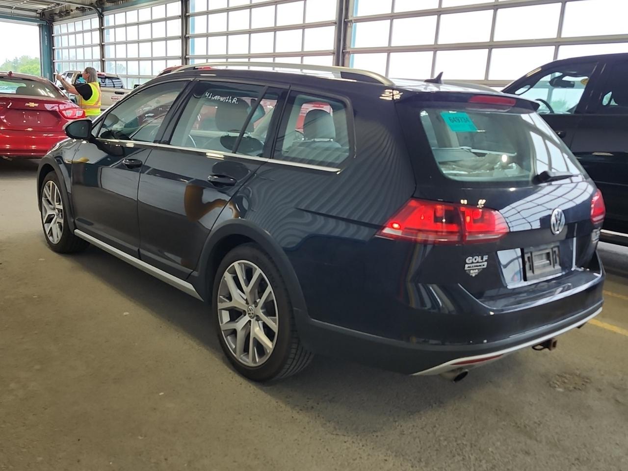 2017 Volkswagen Golf Alltrack ONE OWNER! HEATED LEATHER SEATS, PANO SUNROOF!! Photo6