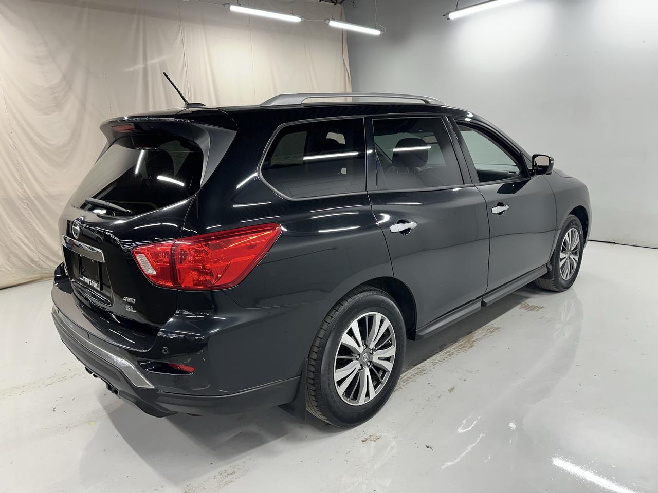 2017 Nissan Pathfinder SL Photo28