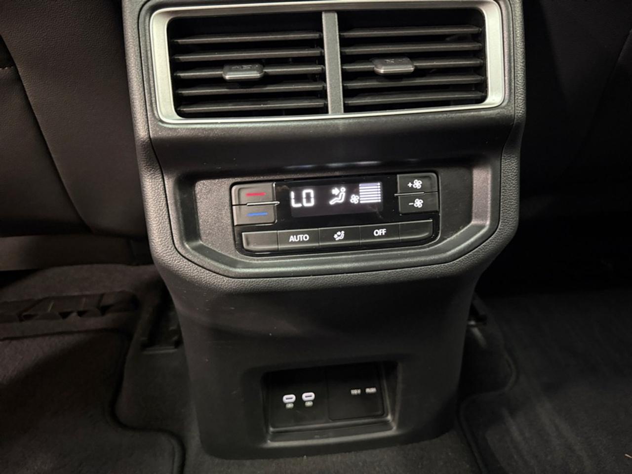 2024 Volkswagen Atlas Peak Edition 2.0 TSI 4MOTION Photo
