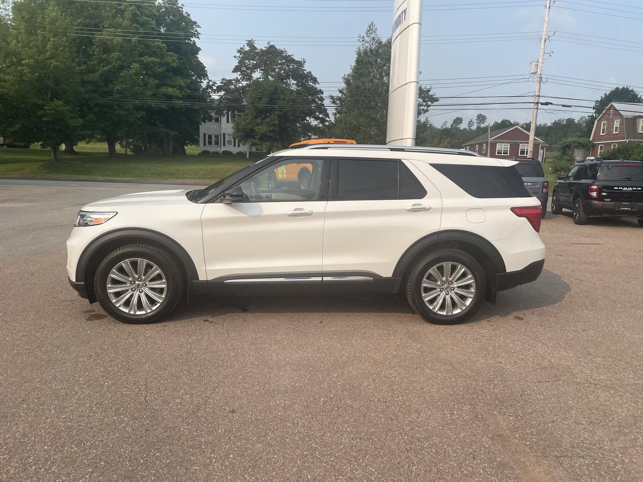 2021 Ford Explorer LIMITED Photo3