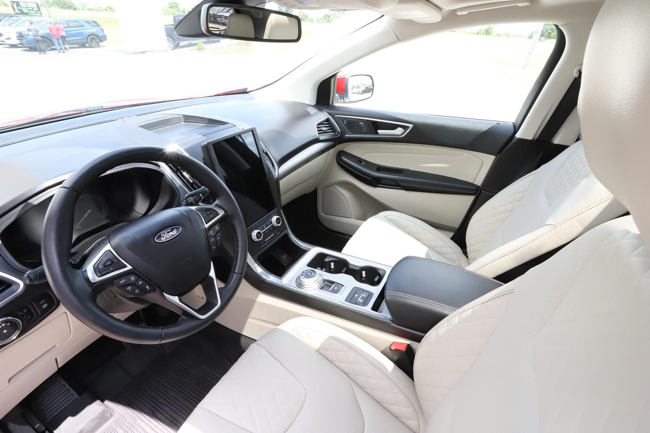 2024 Ford Edge Titanium AWD Photo1