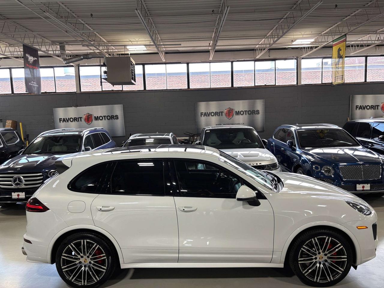 2017 Porsche Cayenne Turbo AWD|V8|NAV|BOSE|SPORTCHRONO|LEATHER|PANOROOF Photo2
