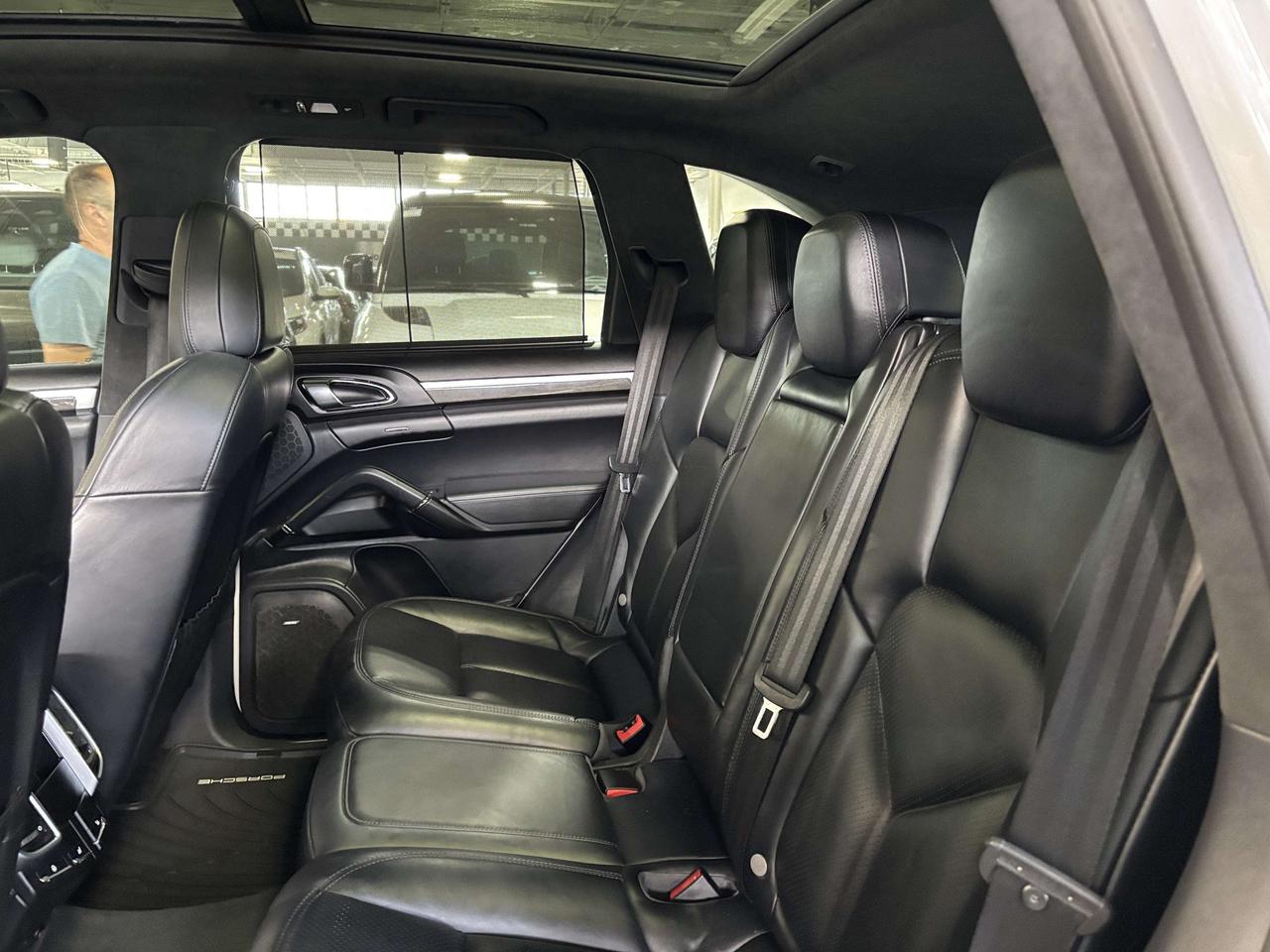 2017 Porsche Cayenne Turbo AWD|V8|NAV|BOSE|SPORTCHRONO|LEATHER|PANOROOF Photo