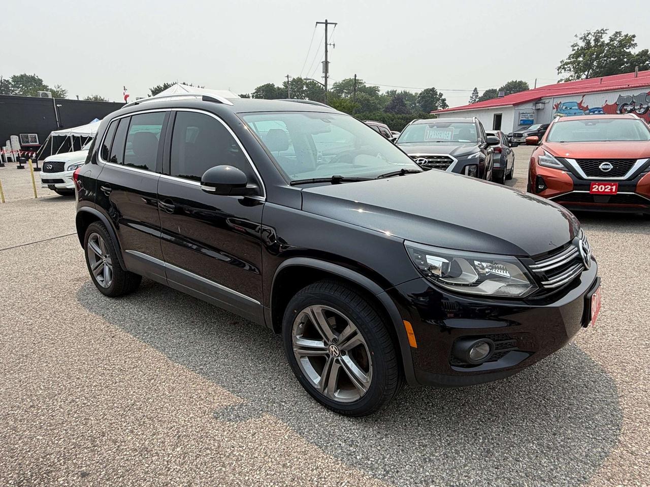 2017 Volkswagen Tiguan HIGHLINE, SUNROOF, BACK UP CAMERA, HEATED LEATHER! - Photo #2