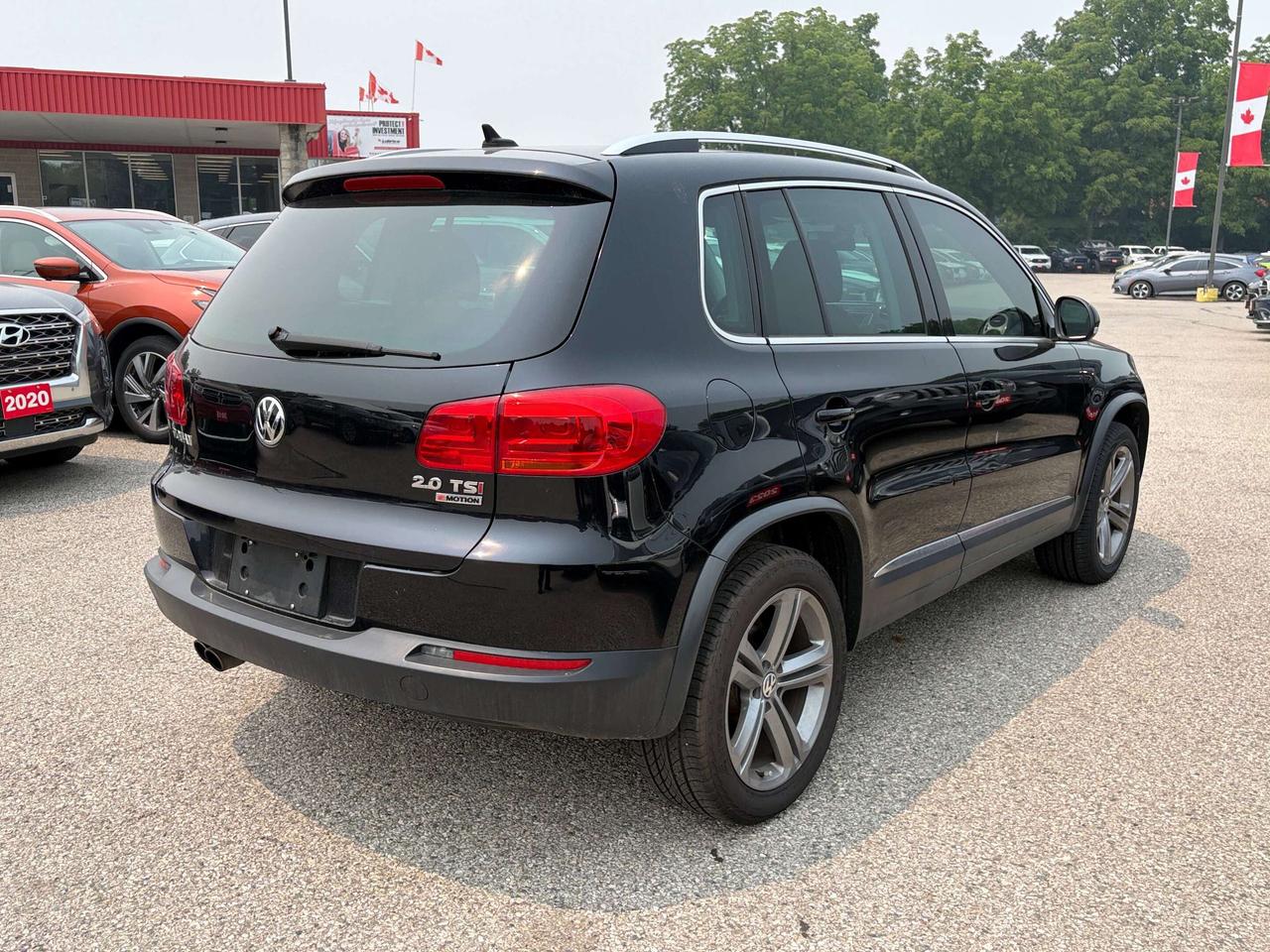 2017 Volkswagen Tiguan HIGHLINE, SUNROOF, BACK UP CAMERA, HEATED LEATHER! Photo
