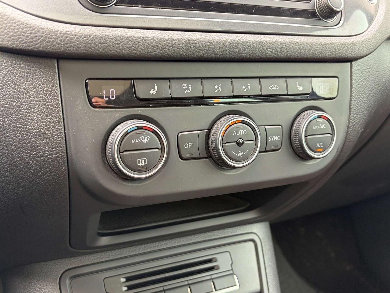 2017 Volkswagen Tiguan HIGHLINE, SUNROOF, BACK UP CAMERA, HEATED LEATHER! Photo