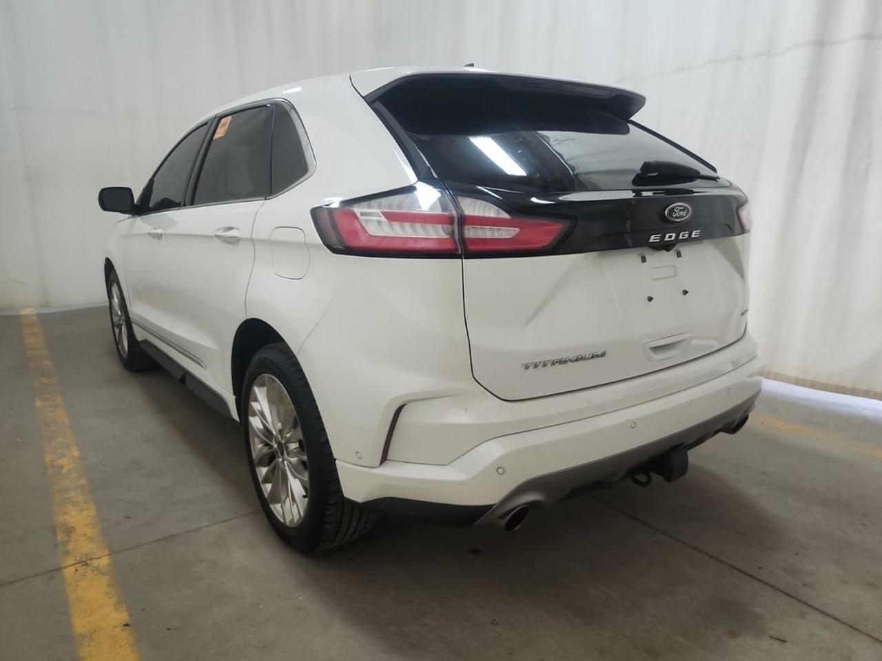 2022 Ford Edge Titanium Photo3