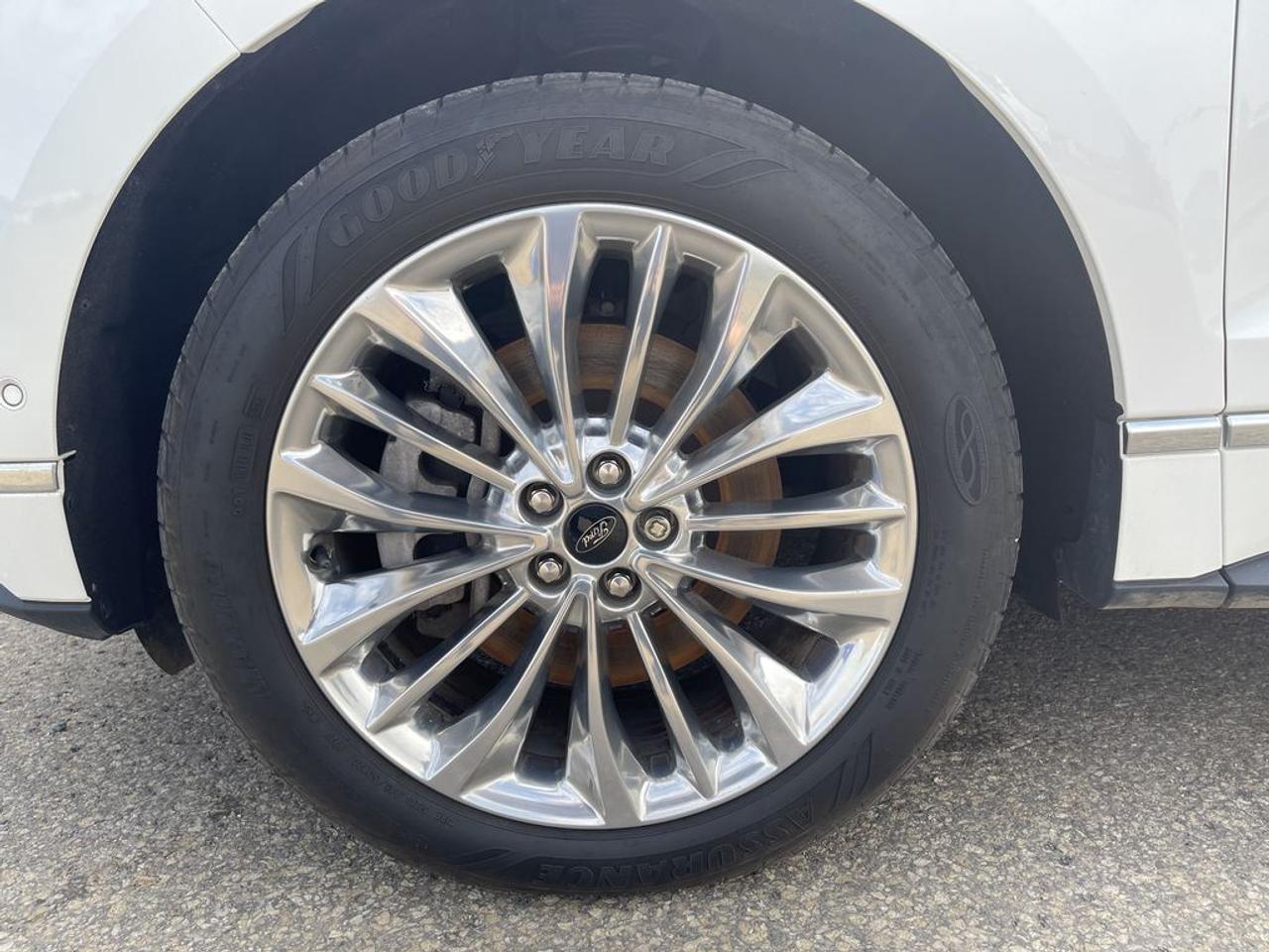 2022 Ford Edge Titanium Photo2