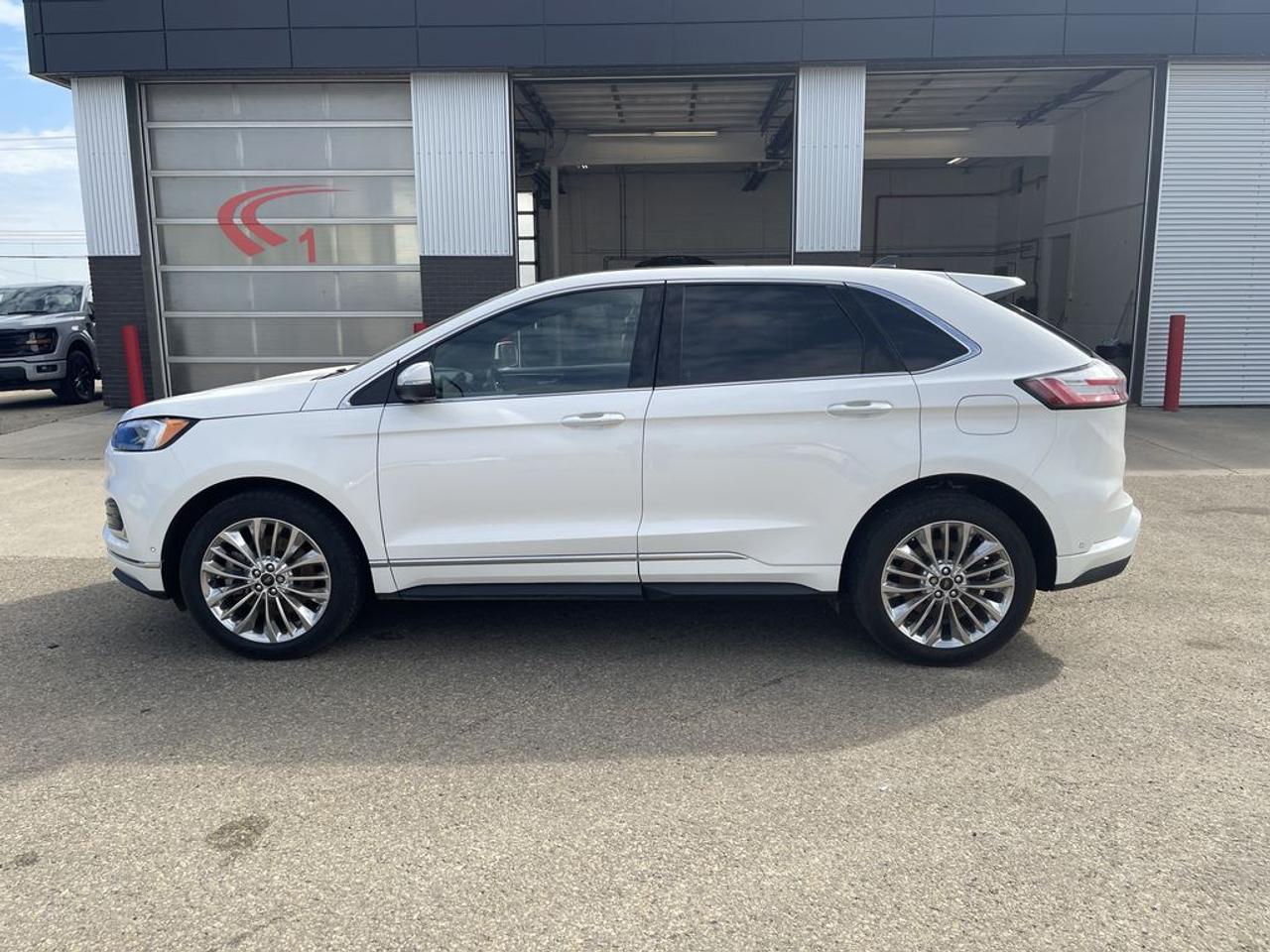 2022 Ford Edge Titanium Photo3