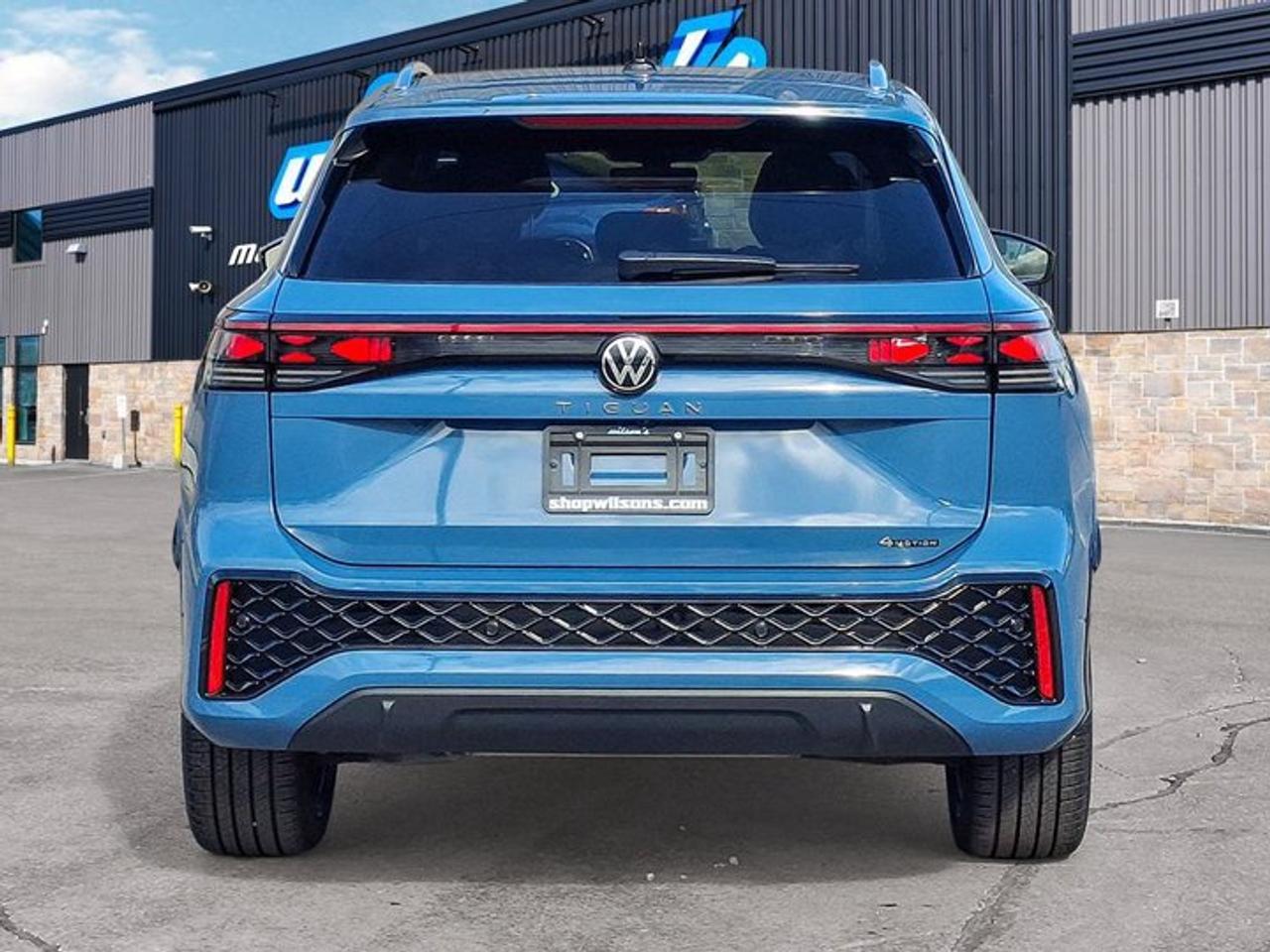 2025 Volkswagen Tiguan Highline R-Line AWD | Leather | Heated + Cooled Massaging Seats | Sunroof | and More ! Photo