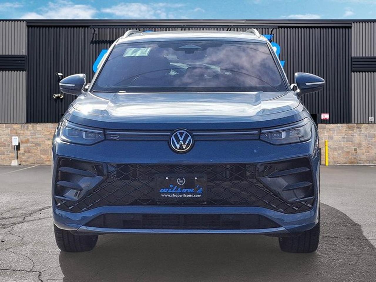 2025 Volkswagen Tiguan Highline R-Line AWD | Leather | Heated + Cooled Massaging Seats | Sunroof | and More ! Photo