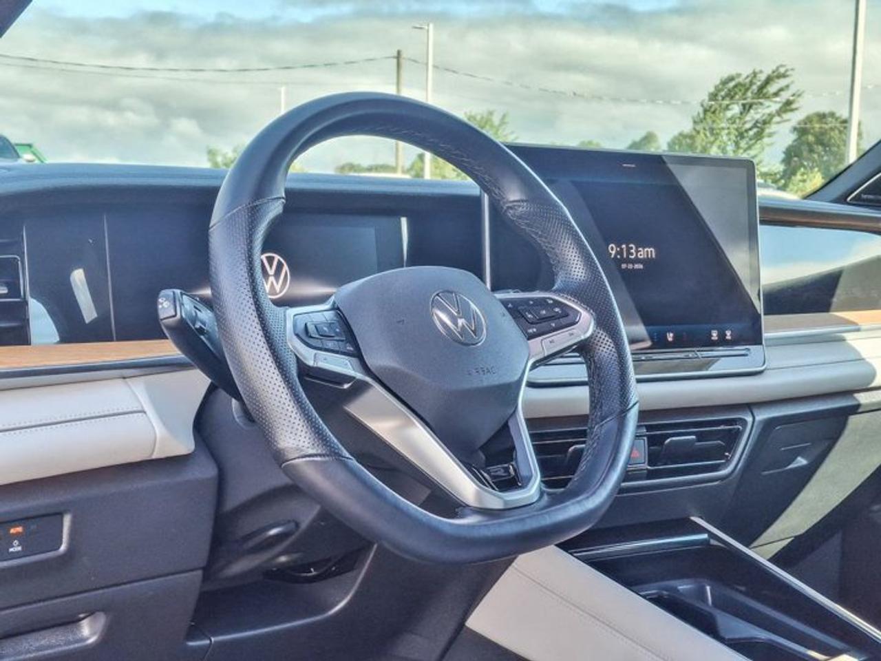 2025 Volkswagen Tiguan Highline R-Line AWD | Leather | Heated + Cooled Massaging Seats | Sunroof | and More ! Photo