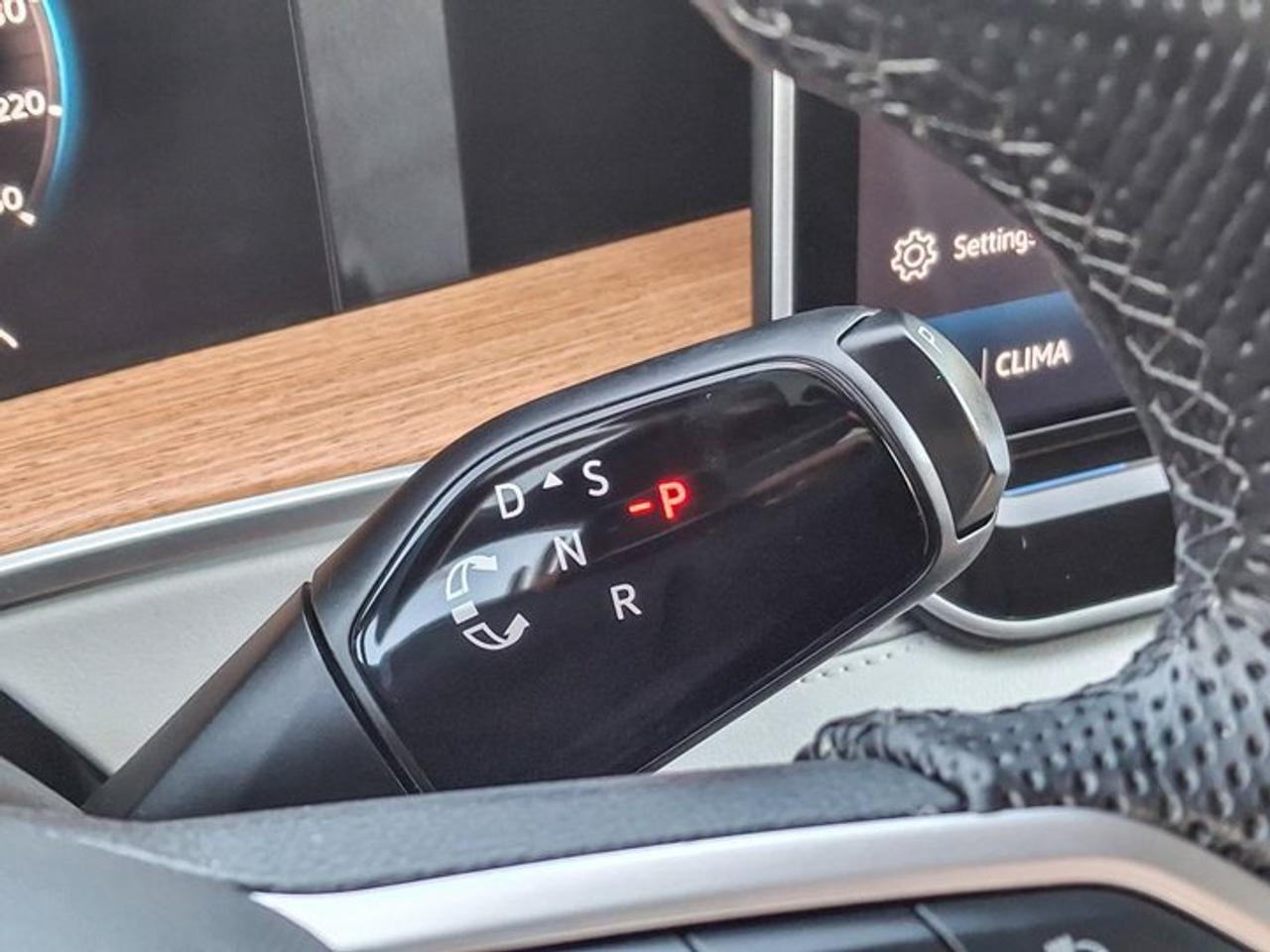 2025 Volkswagen Tiguan Highline R-Line AWD | Leather | Heated + Cooled Massaging Seats | Sunroof | and More ! Photo