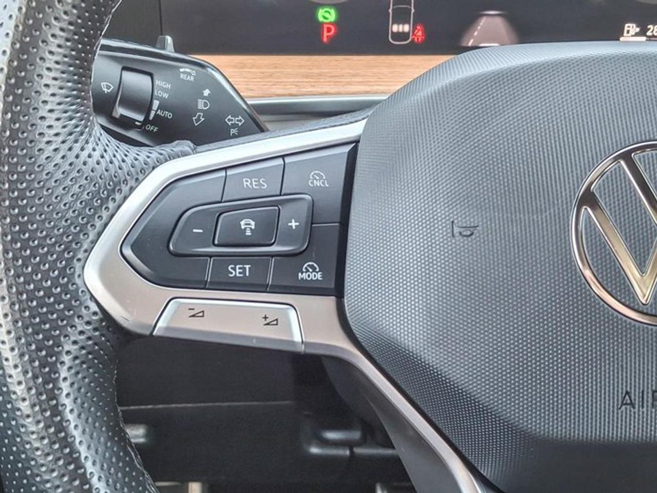 2025 Volkswagen Tiguan Highline R-Line AWD | Leather | Heated + Cooled Massaging Seats | Sunroof | and More ! Photo