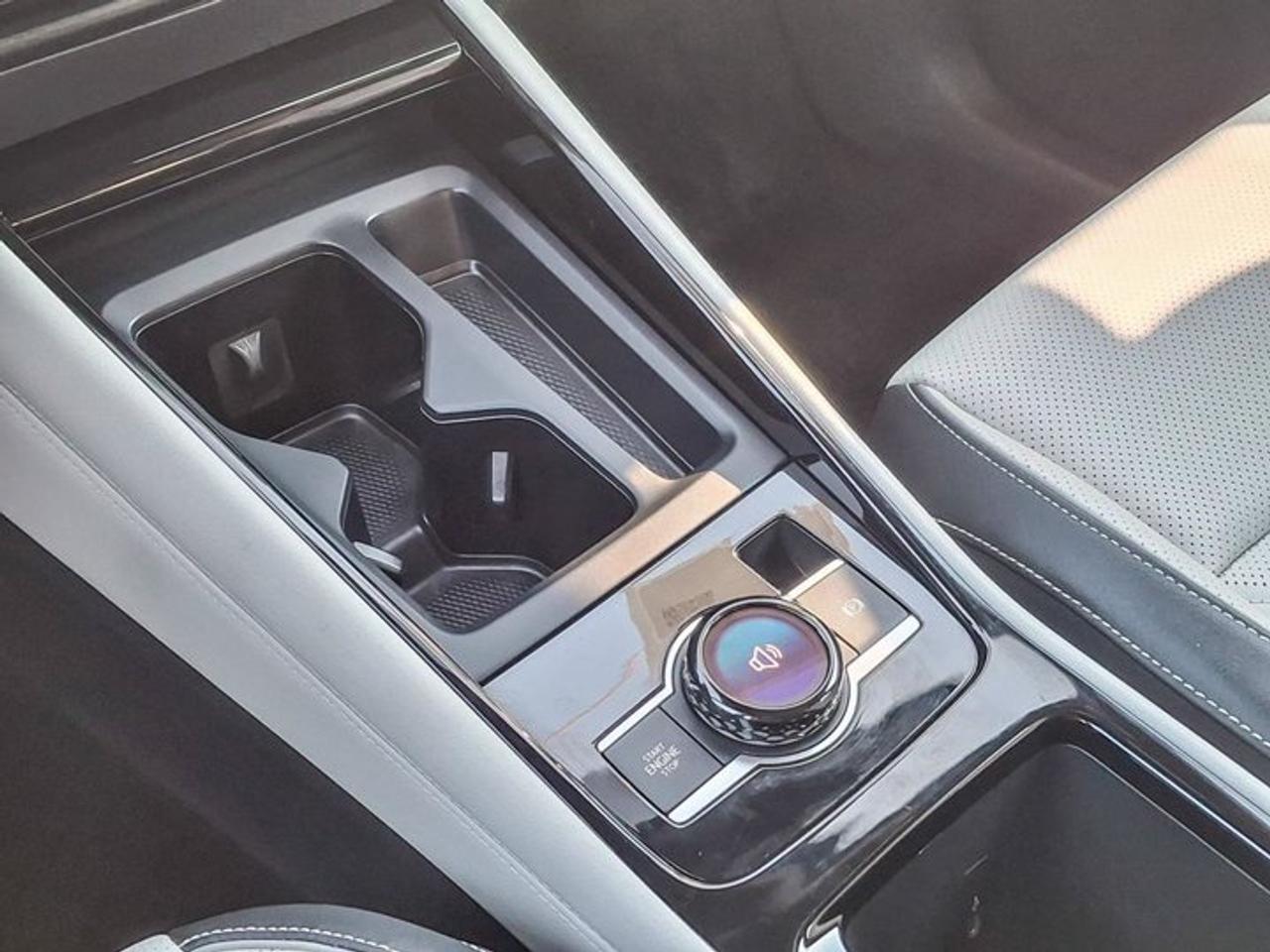 2025 Volkswagen Tiguan Highline R-Line AWD | Leather | Heated + Cooled Massaging Seats | Sunroof | and More ! Photo