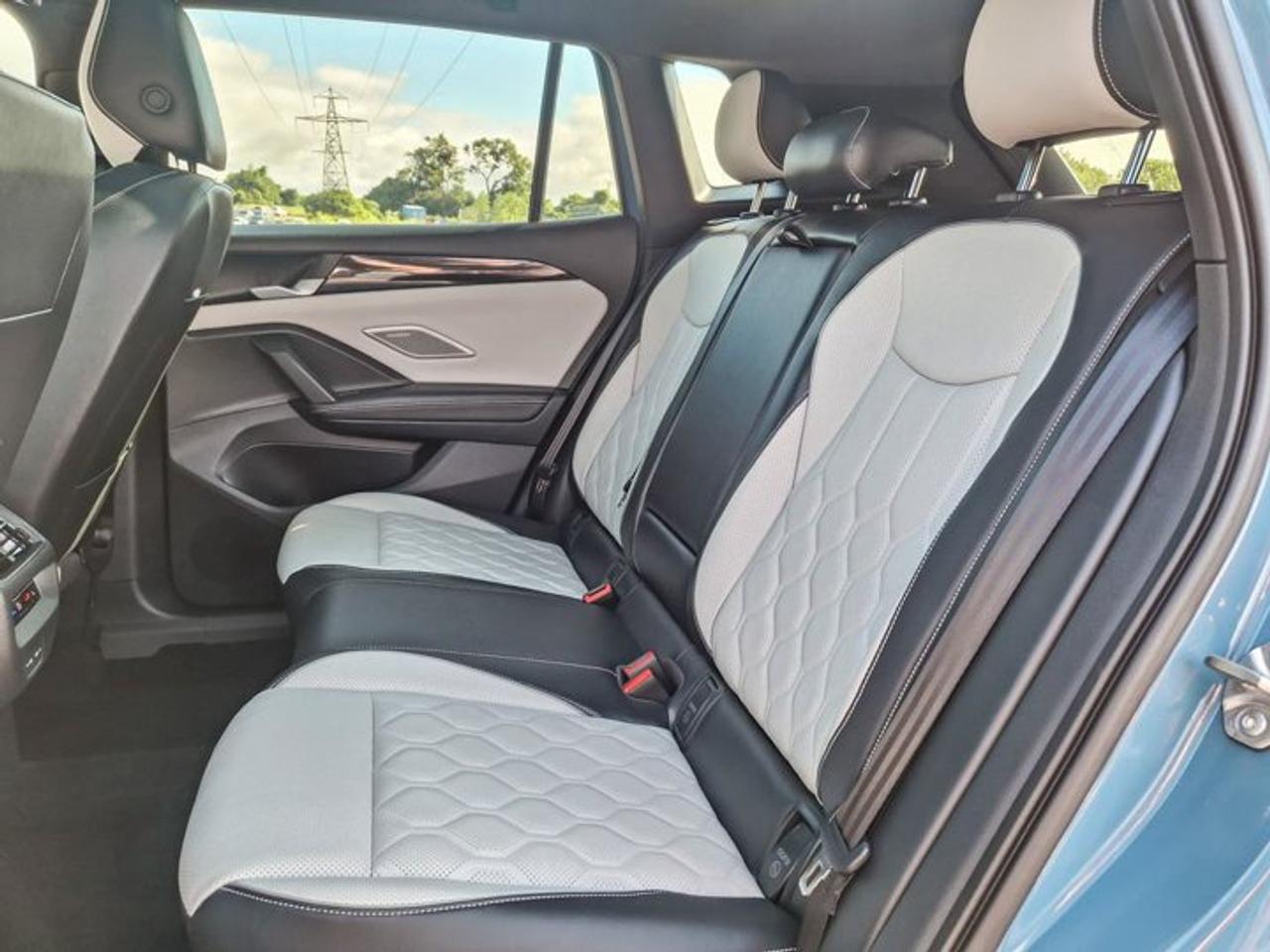2025 Volkswagen Tiguan Highline R-Line AWD | Leather | Heated + Cooled Massaging Seats | Sunroof | and More ! Photo