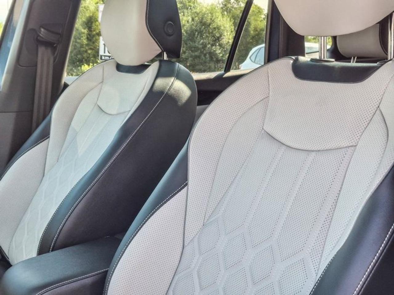 2025 Volkswagen Tiguan Highline R-Line AWD | Leather | Heated + Cooled Massaging Seats | Sunroof | and More ! Photo