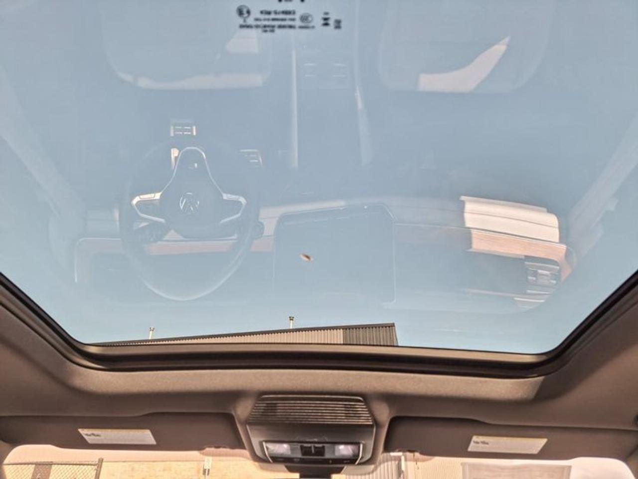 2025 Volkswagen Tiguan Highline R-Line AWD | Leather | Heated + Cooled Massaging Seats | Sunroof | and More ! Photo