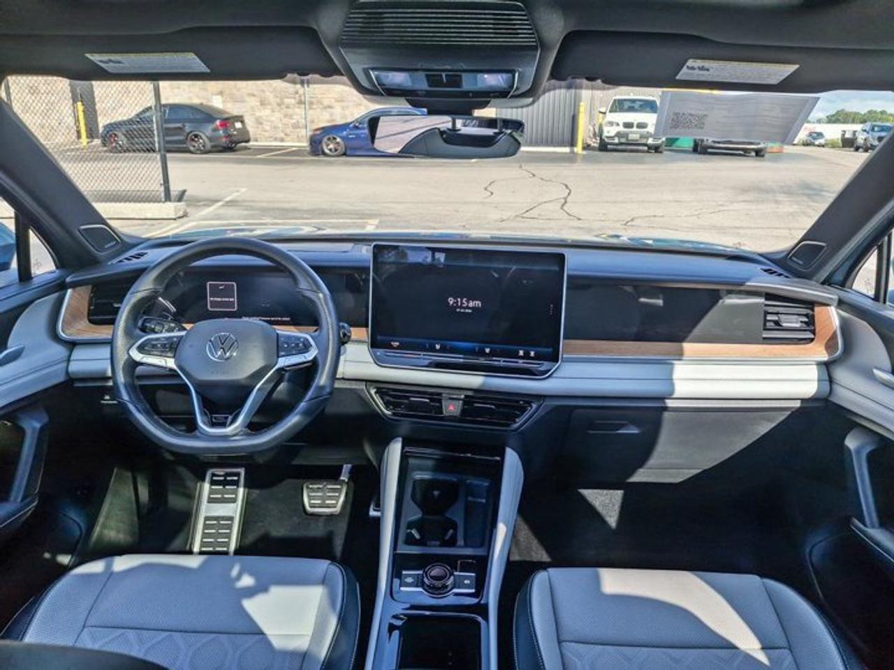 2025 Volkswagen Tiguan Highline R-Line AWD | Leather | Heated + Cooled Massaging Seats | Sunroof | and More ! Photo