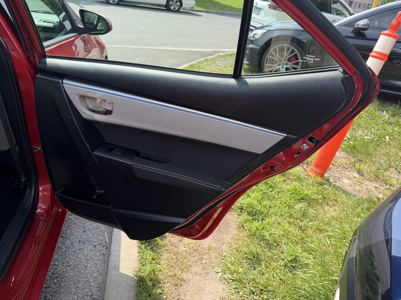 2014 Toyota Corolla LE, HEATED SEATS, BACK-UP CAM AND MORE!! Photo