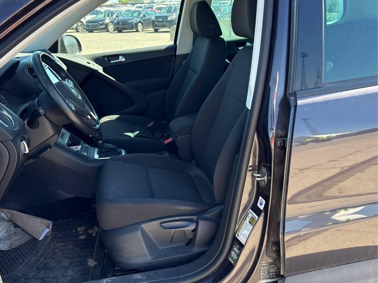2016 Volkswagen Tiguan COMFORTLINE, GPS, B/U CAM, HEATED SEATS & MORE!! Photo19