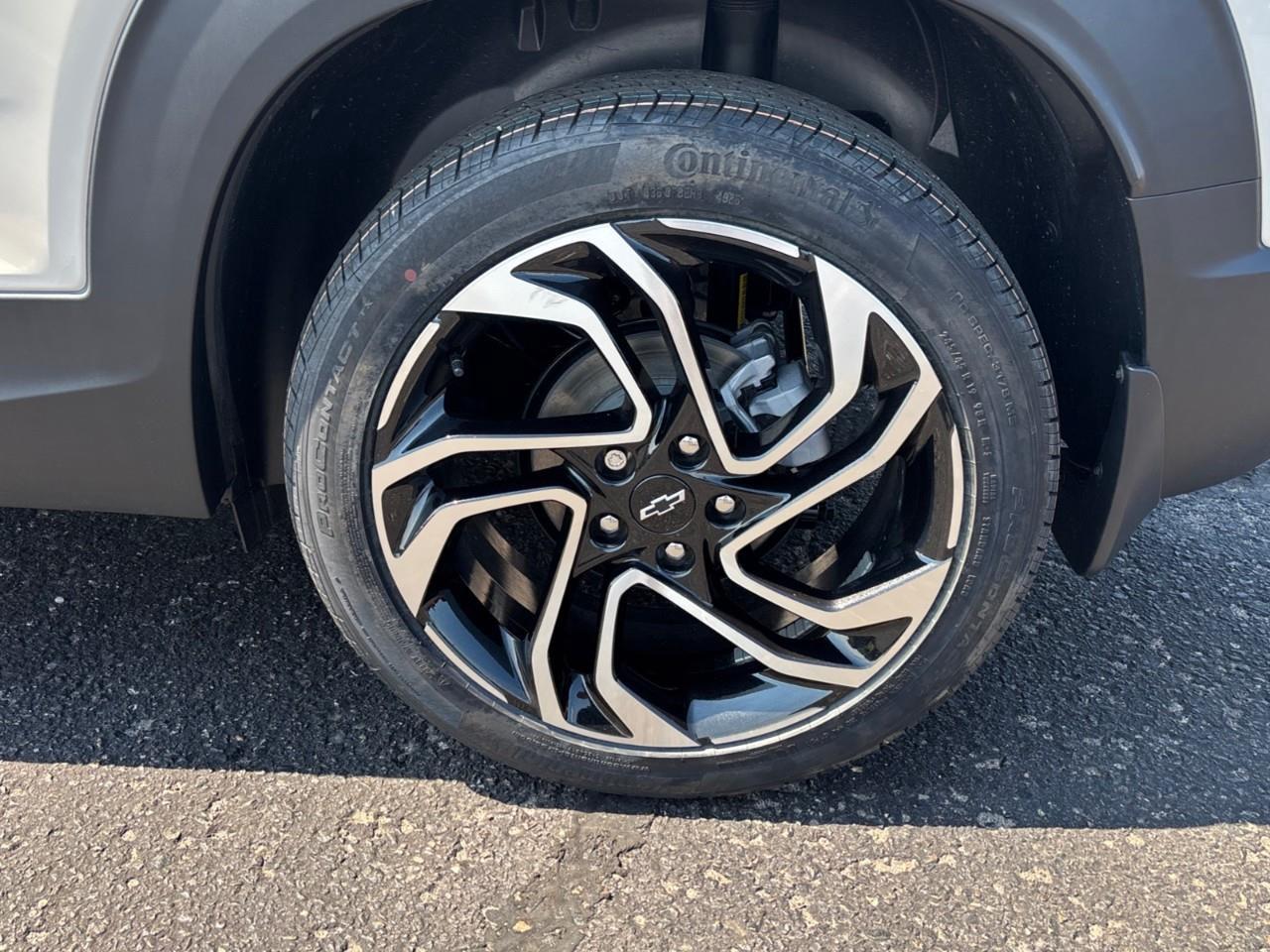 2026 Chevrolet TrailBlazer RS New Sporty 5 Passenger AWD SUV with a Panoramic Sunroof, Heated Front Seats, Heated Steering Wheel, Adaptive Cruise Control, Wireless Phone Charging, Hands Free Power Liftgate and a 11 Touchscreen Rad Photo