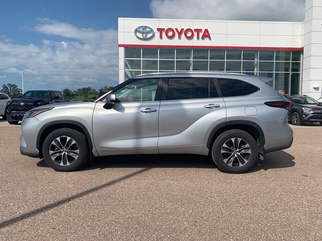 2024 Toyota Highlander XLE Photo1