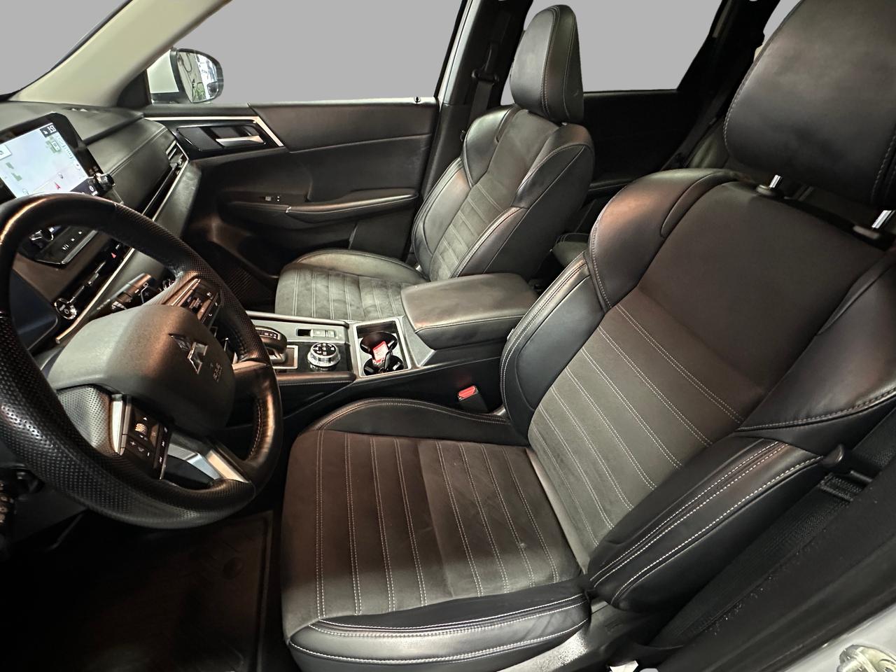 2024 Mitsubishi Outlander PHEV SEL / CLEAN CARFAX / LEATHER / NAVI / AWD / 7 PASS Photo