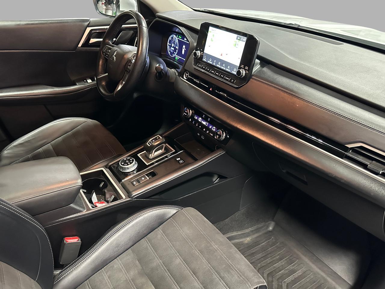 2024 Mitsubishi Outlander PHEV SEL / CLEAN CARFAX / LEATHER / NAVI / AWD / 7 PASS Photo