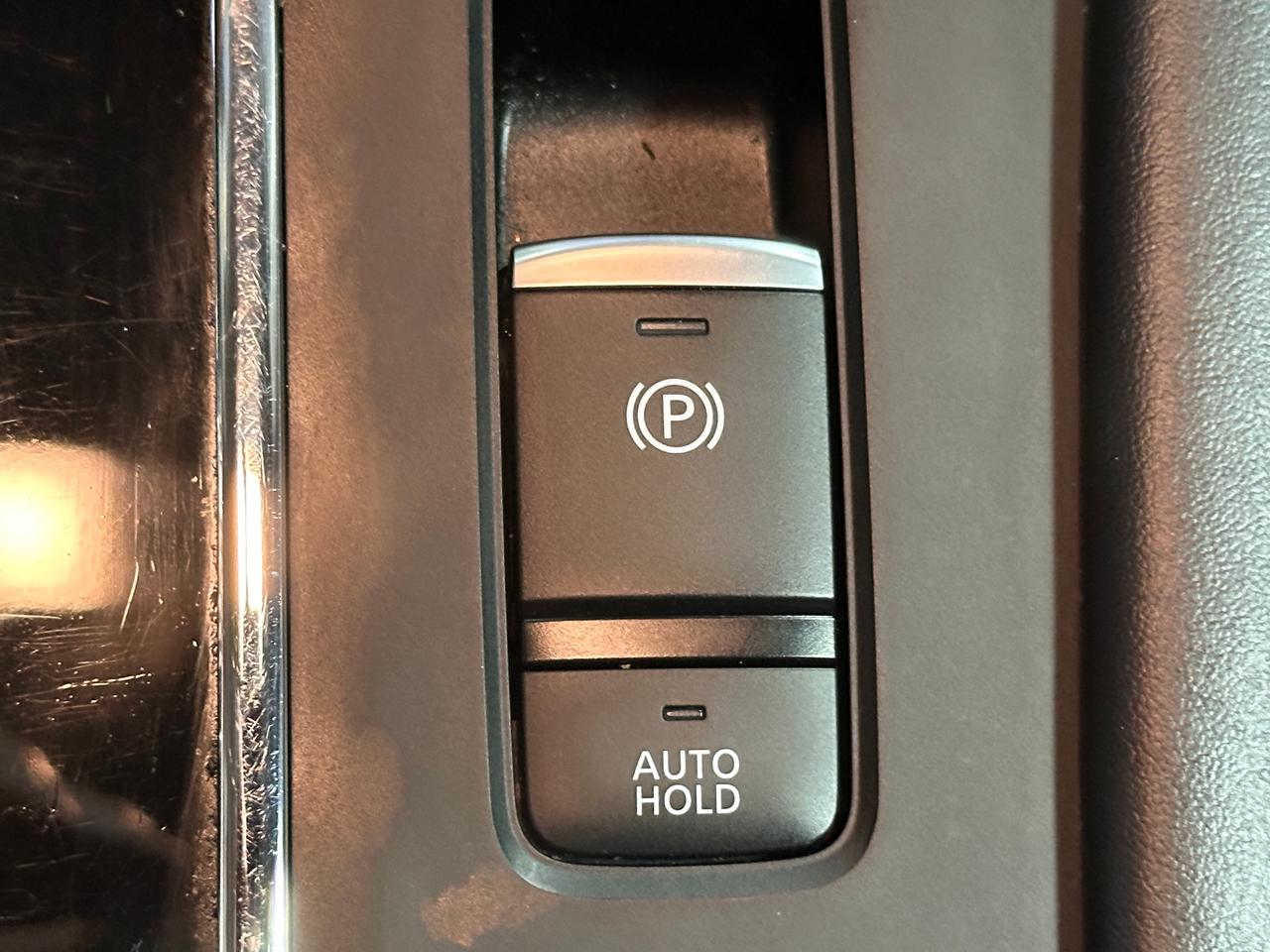 2024 Mitsubishi Outlander PHEV SEL / CLEAN CARFAX / LEATHER / NAVI / AWD / 7 PASS Photo
