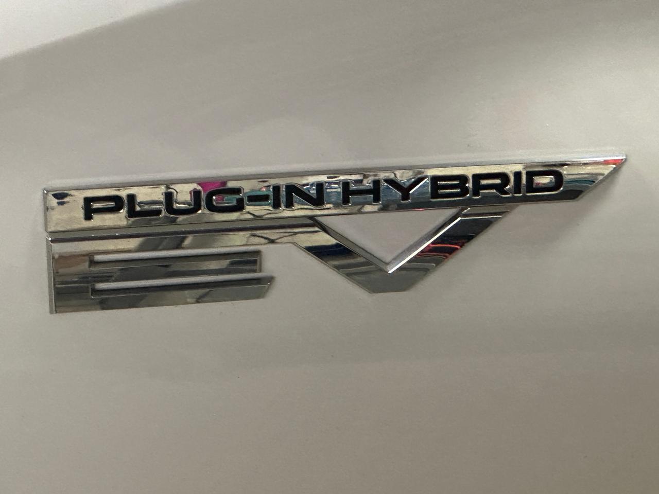 2024 Mitsubishi Outlander PHEV SEL / CLEAN CARFAX / LEATHER / NAVI / AWD / 7 PASS Photo