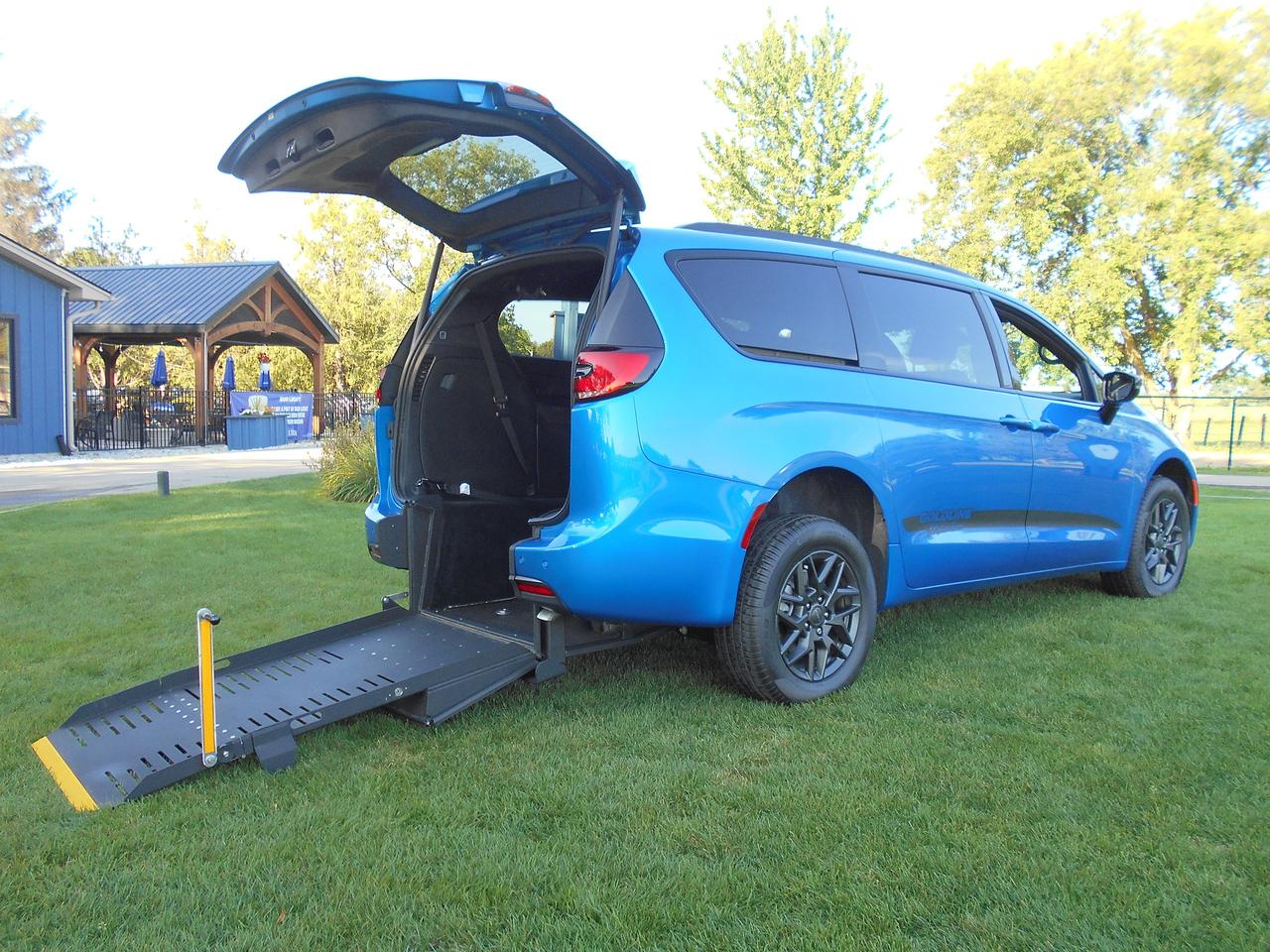 2027 Chrysler Pacifica Select S FWD-Wheelchair Accessible Rear Entry Photo0