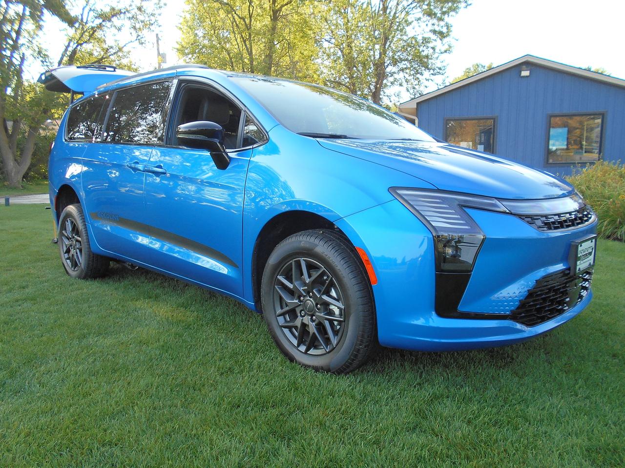 2027 Chrysler Pacifica Select S FWD-Wheelchair Accessible Rear Entry Photo4