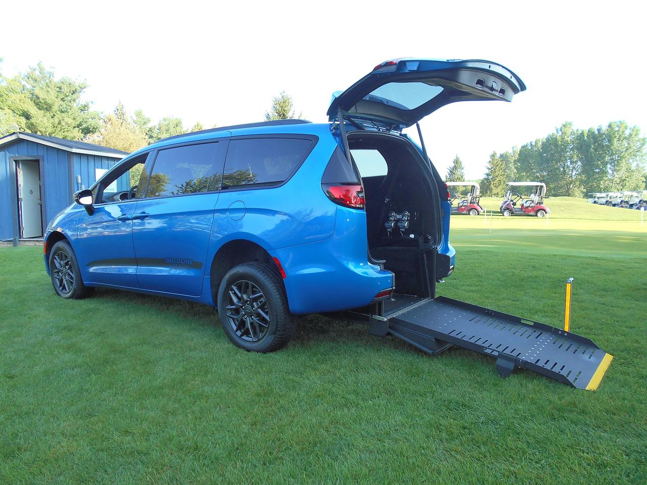2027 Chrysler Pacifica Select S FWD-Wheelchair Accessible Rear Entry Photo1