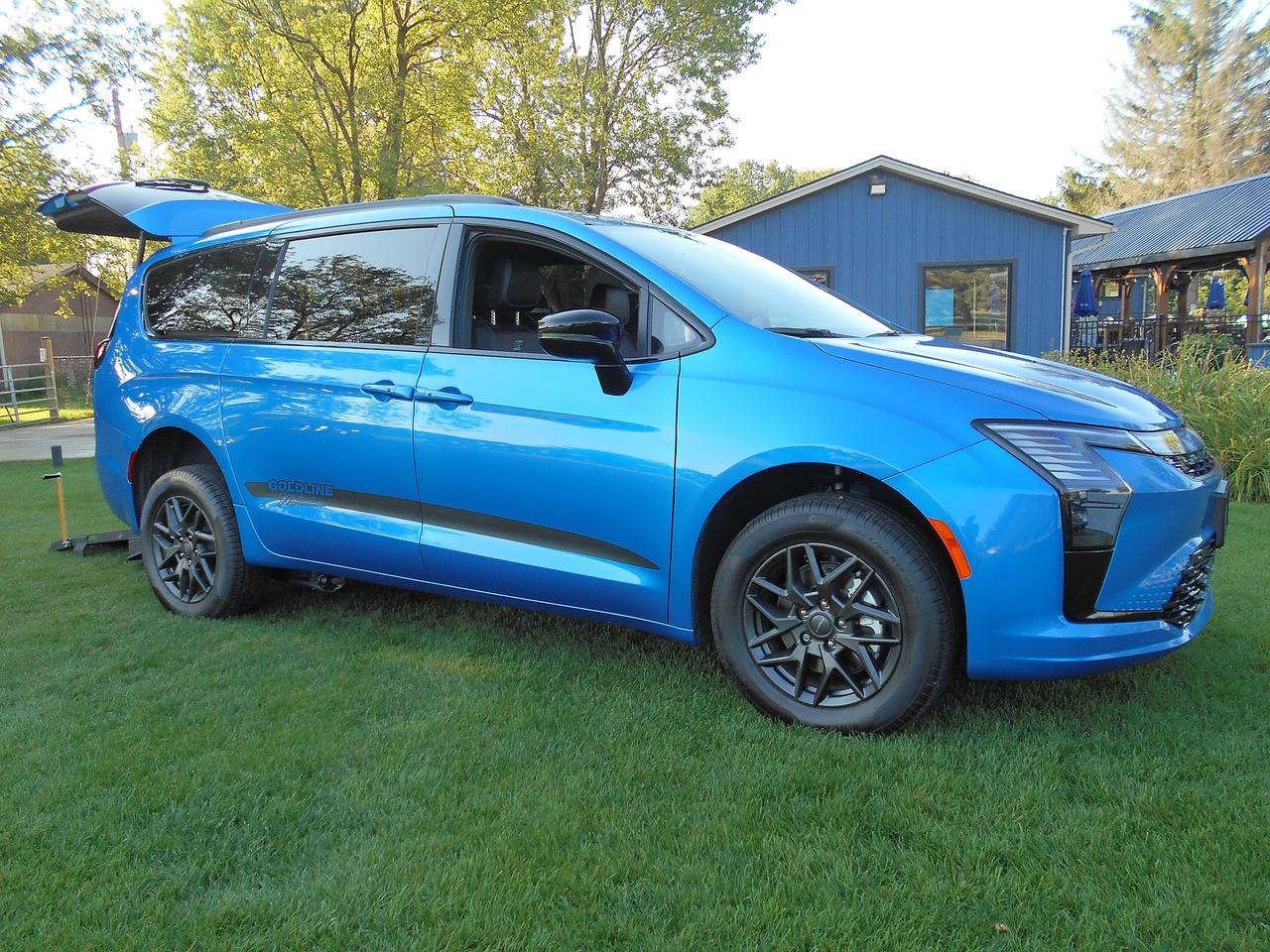 2027 Chrysler Pacifica Select S FWD-Wheelchair Accessible Rear Entry Photo