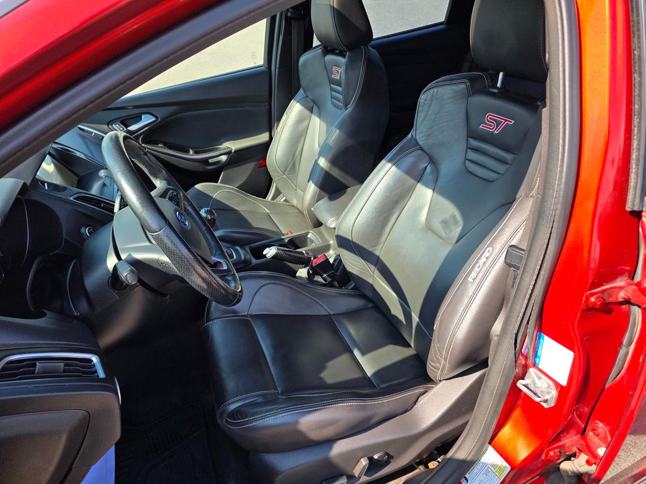 2018 Ford Focus ST Base 4dr Hatchback Photo