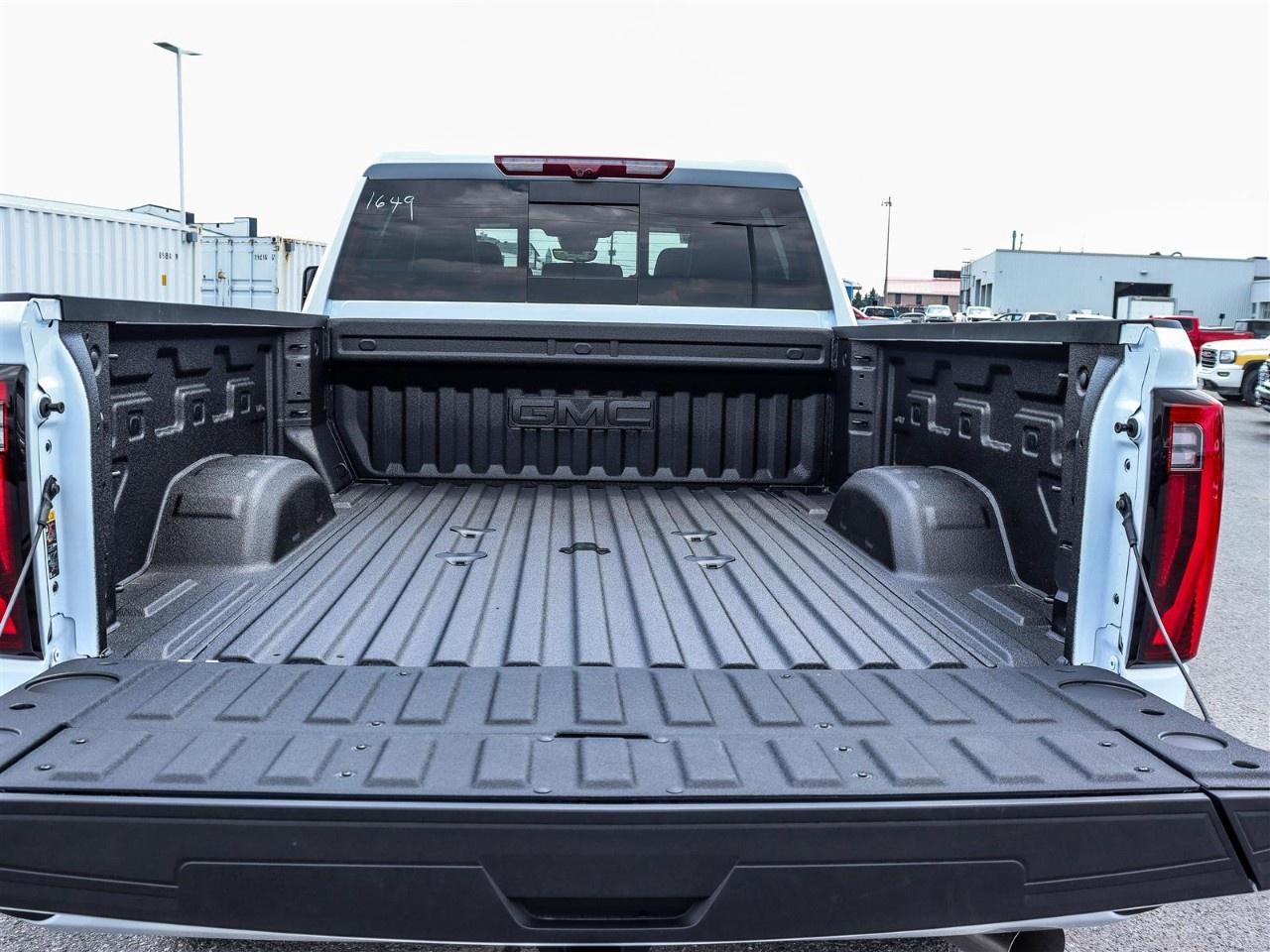 2026 GMC SIERRA 2500HD Crew Cab Standard Box 4-Wheel Drive Denali Ultimate Photo