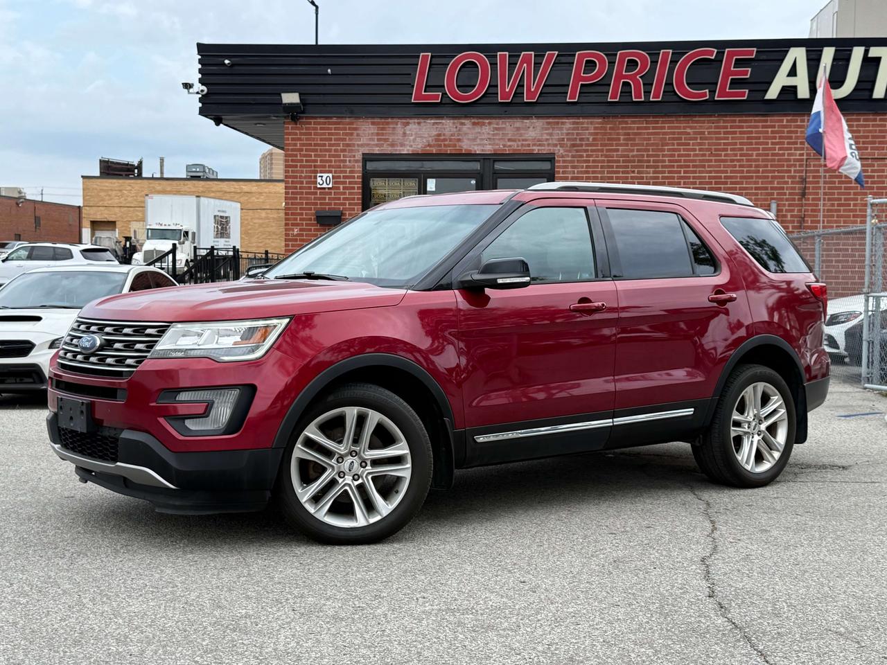2017 Ford Explorer No Accidents l XLT l 4WD l 20 Service Records l Photo5