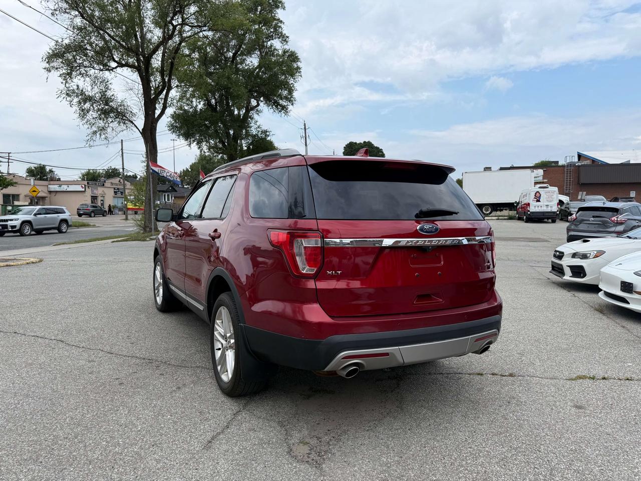 2017 Ford Explorer No Accidents l XLT l 4WD l 20 Service Records l Photo3