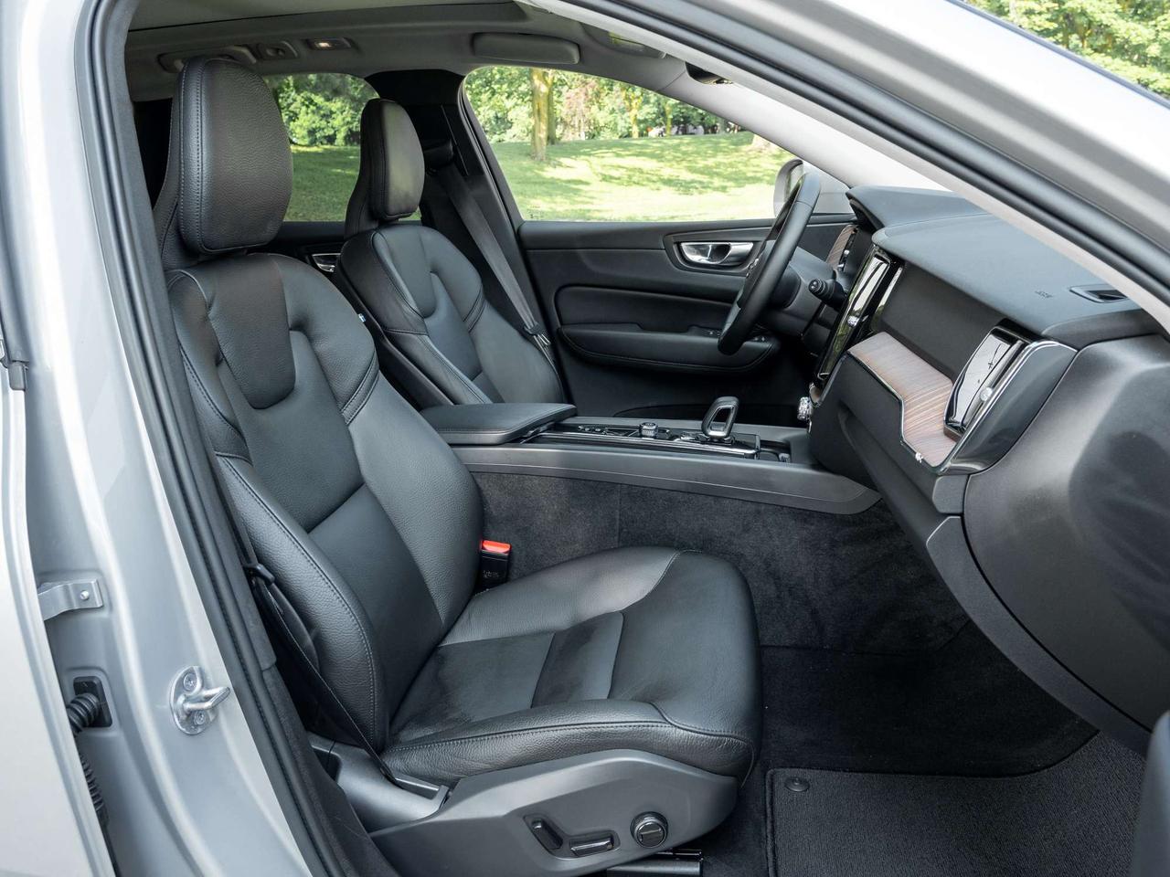 2023 Volvo XC60 PLUS^Off Lease^One Owner^New Tires^20"Wheel Sets Photo
