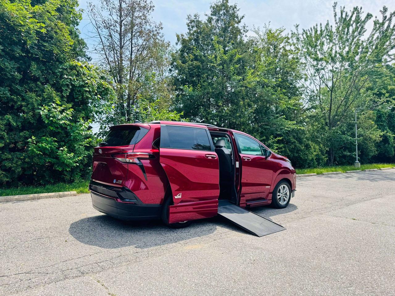 2021 Toyota Sienna XSE AWD   WheelChair Accessible! Photo2