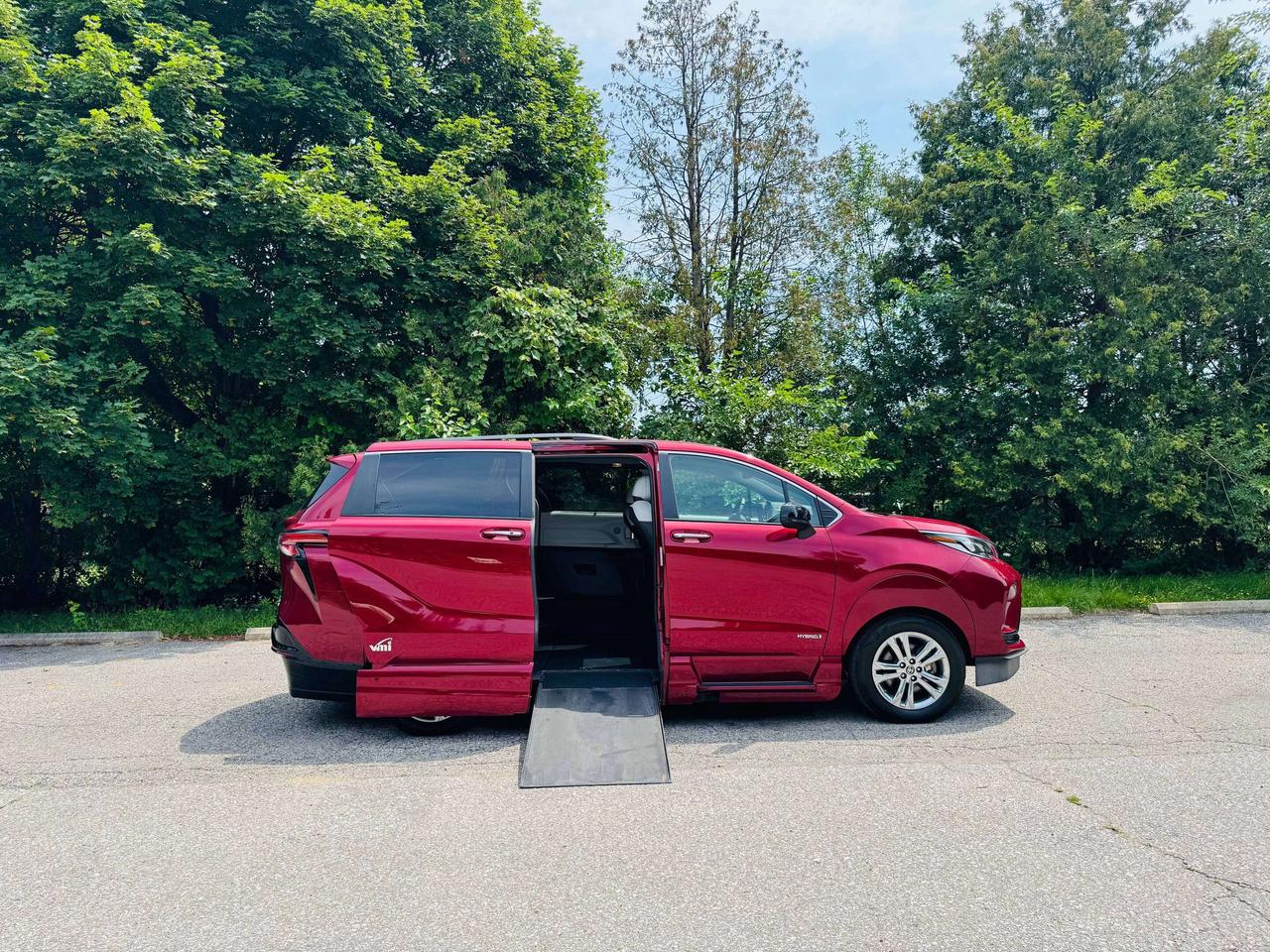 2021 Toyota Sienna XSE AWD   WheelChair Accessible! Photo