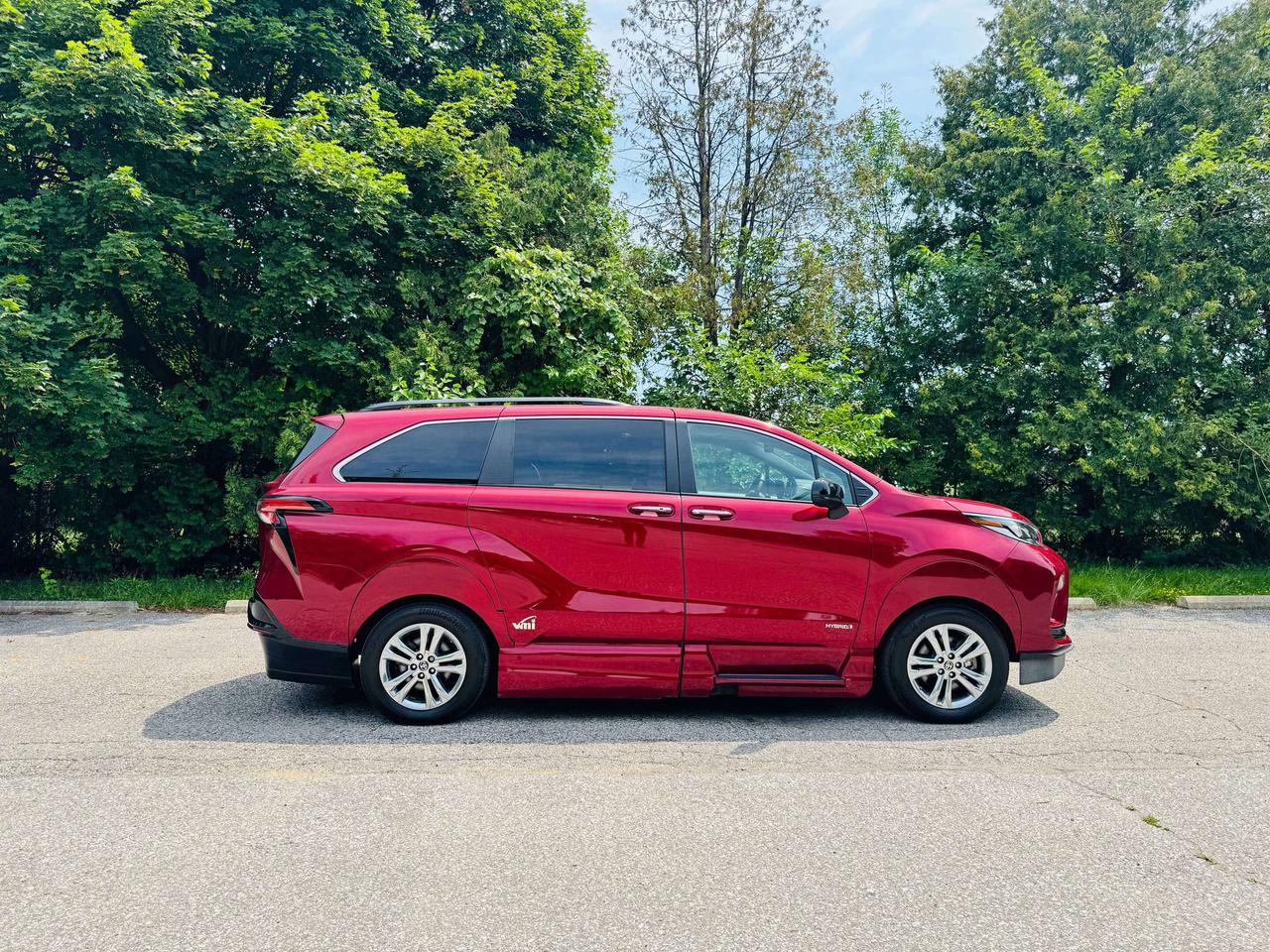 2021 Toyota Sienna XSE AWD   WheelChair Accessible! Photo