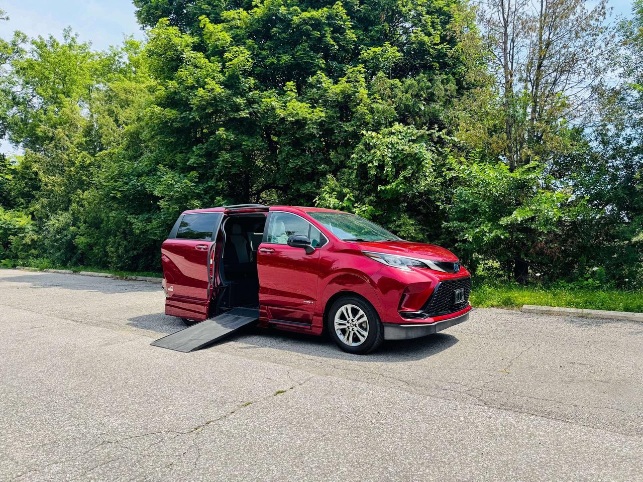 2021 Toyota Sienna XSE AWD   WheelChair Accessible! Photo0