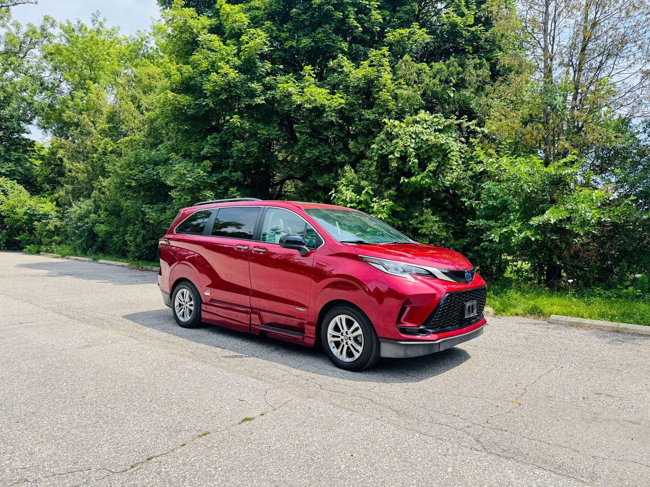 2021 Toyota Sienna XSE AWD   WheelChair Accessible! Photo