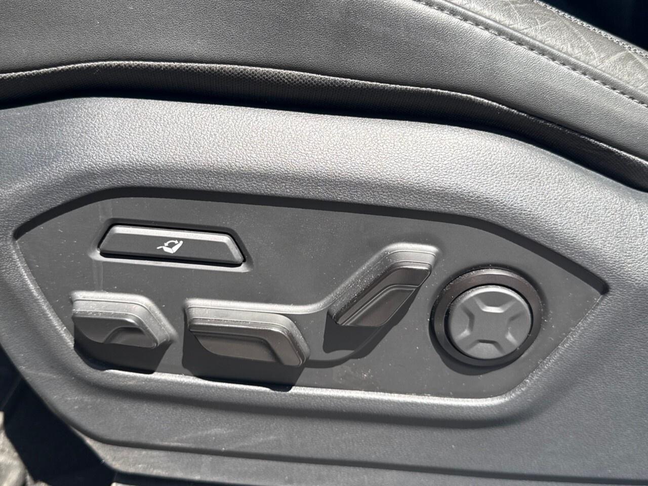 2025 Hyundai Santa Fe ULTIMATE   CALLIGRAPHY   AWD   MOONROOF Photo