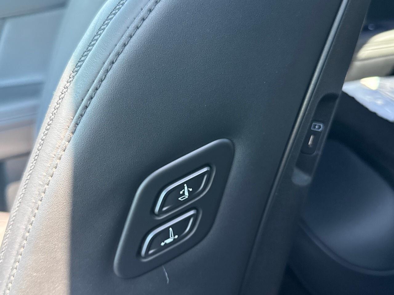 2025 Hyundai Santa Fe ULTIMATE   CALLIGRAPHY   AWD   MOONROOF Photo