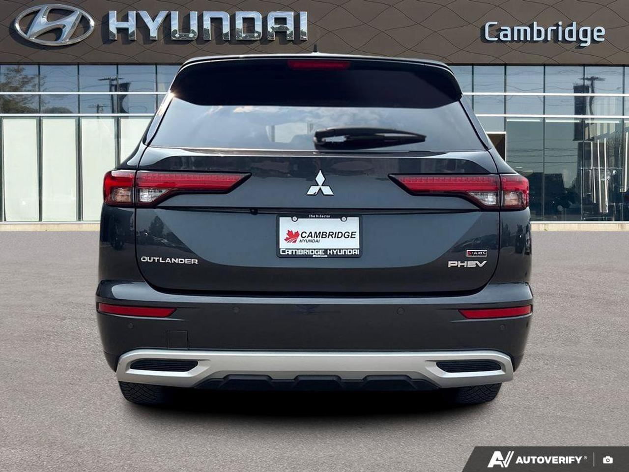 2025 Mitsubishi Outlander PHEV SE   NO ACCIDENTS EV RANGE 61KM GAS 687KM Photo